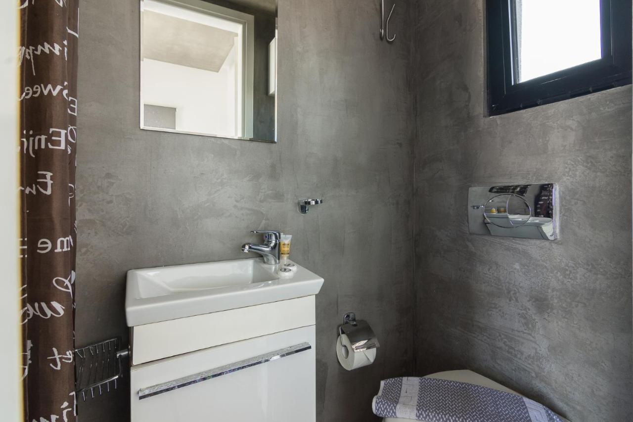 Apartment With Terrace In Pireus Exteriör bild